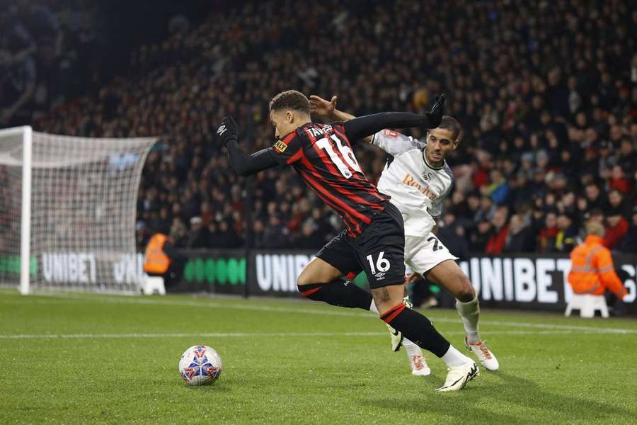 Marcus Tavernier de la Bournemouth trece de Naughton și intră  în careu