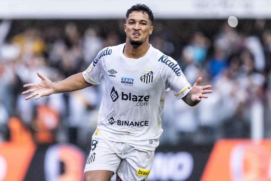 Marcos Leonardo fez dois golos na crucial vitória santista