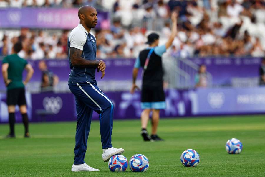 Thierry Henry observa a sus jugadores mientras calientan antes del partido