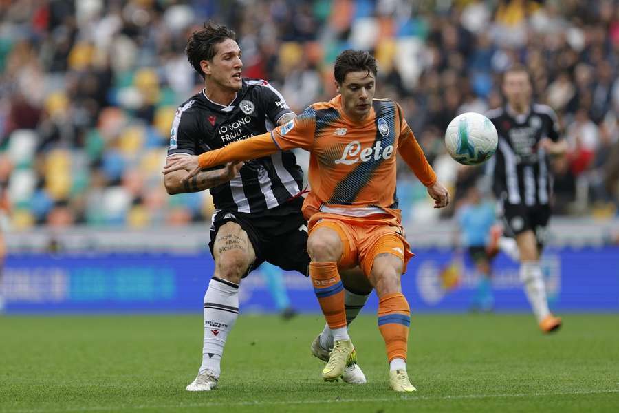 Nicolo Zaniolo (strzelec gola) i Nicola Zalewski w walce o piłkę Nicolo Zaniolo (strzelec gola) i Nicola Zalewski w walce o piłkę