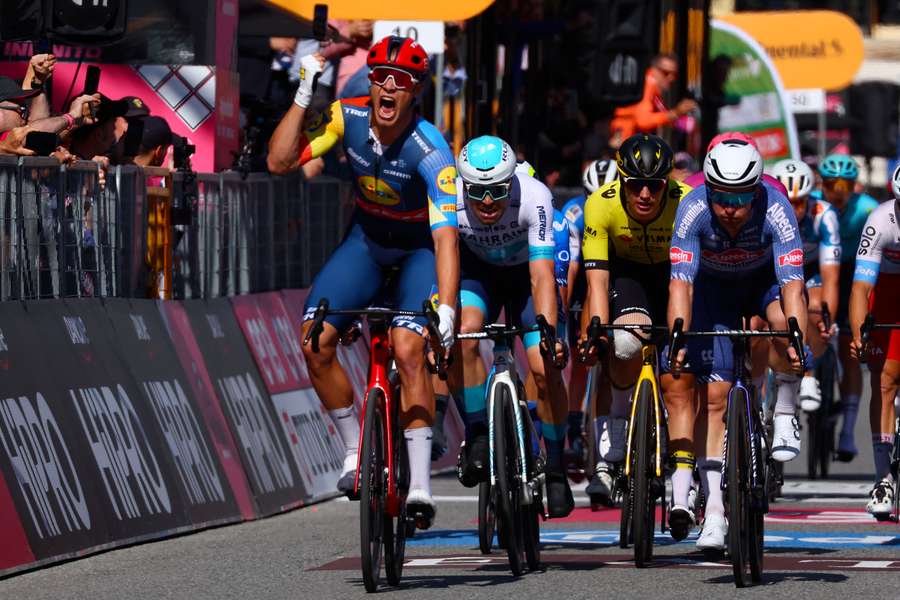 Jonathan Milan sicherte sich den Tagessieg auf die Giro-Etappe nach Andora.