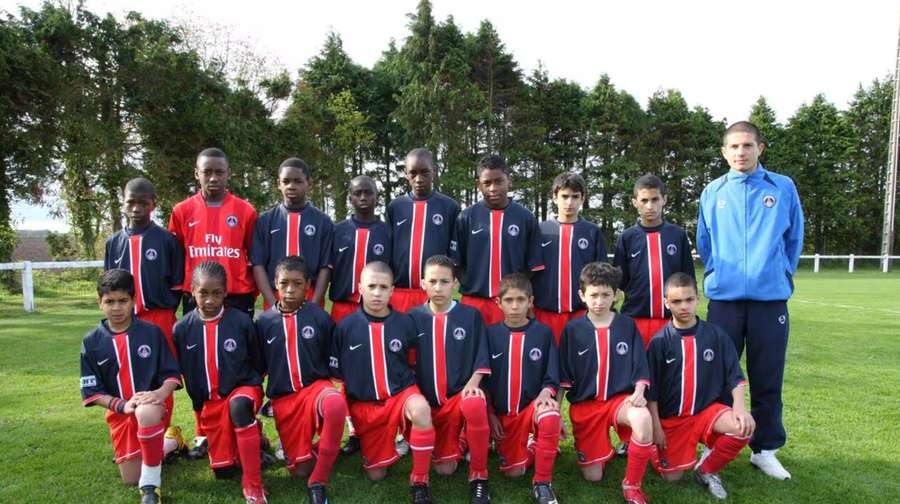 L’équipe de jeunes du Paris Saint-Germain au tournoi Mondial Pupille 2008 avec Ferland Mendy (quatrième, rang du haut) et Kingsley Coman et Presnel Kimpembe (deuxième et troisième, rang du bas) L’équipe de jeunes du Paris Saint-Germain au tournoi Mondial Pupille 2008 avec Ferland Mendy (quatrième, rang du haut) et Kingsley Coman et Presnel Kimpembe (deuxième et troisième, rang du bas)