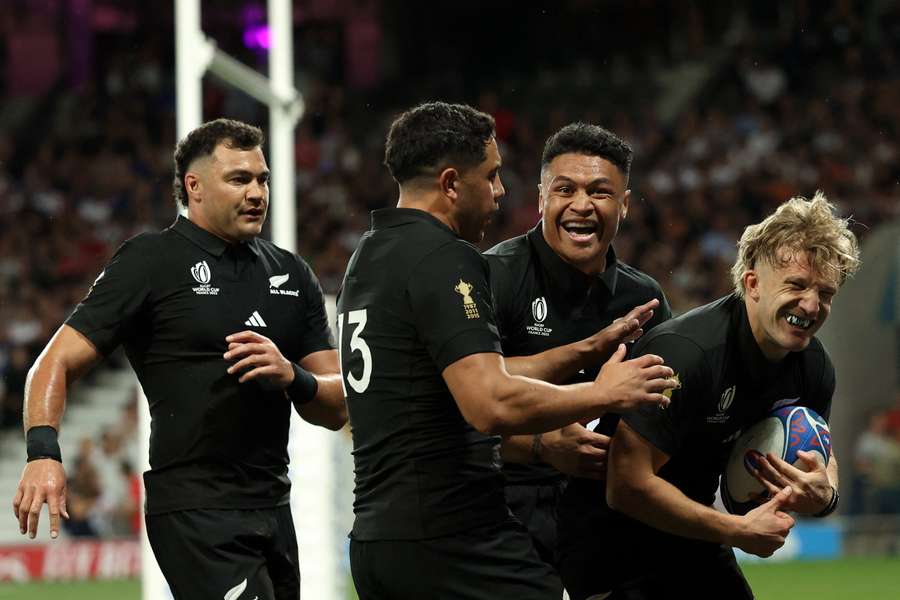 Gli All Blacks vanno avanti