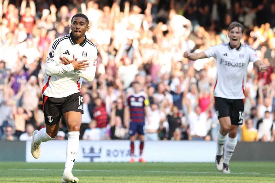 Reiss Nelson viert de derde goal van Fulham