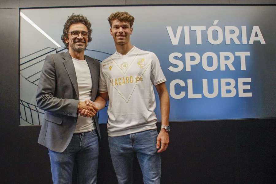 Tiago Silva assina contrato com o Vitória de Guimarães