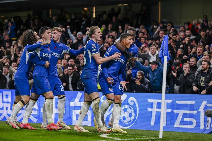 Chelseaspelers vieren een doelpunt tegen City