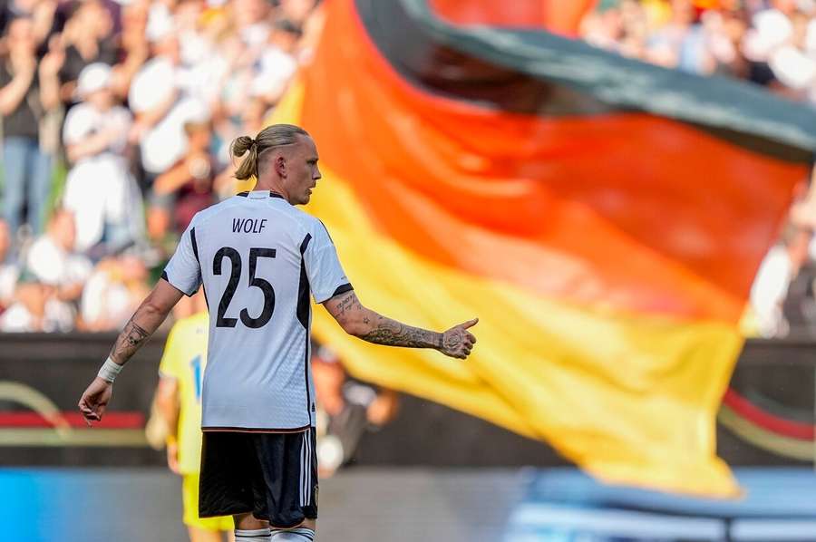 Nationalspieler Marius Wolf vor einer deutschen Flagge