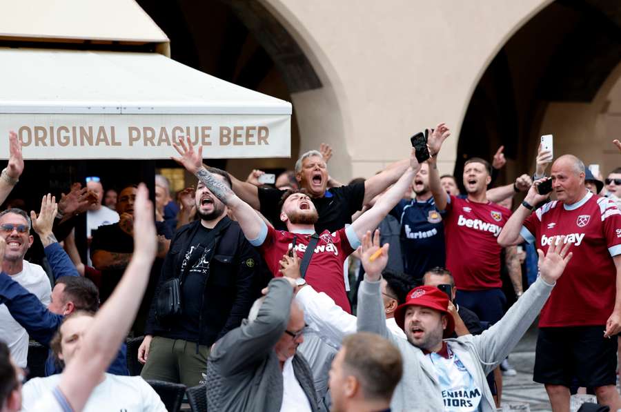 Priaznivci West Hamu United v Prahe pred finále EKL.