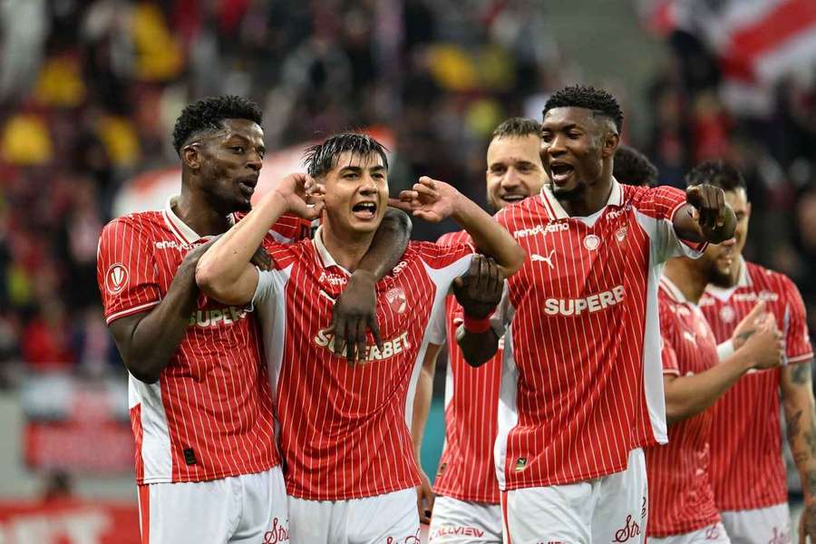 Dinamoviștii Gnahore, Musi, Puscas si Boateng, sărbătorind un gol Dinamoviștii Gnahore, Musi, Puscas si Boateng, sărbătorind un gol