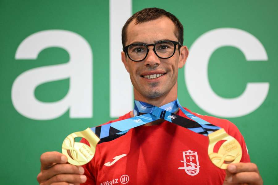 Fernando Pimenta da equipa Nacional de Canoagem à chegada após terem competido em Gyor
