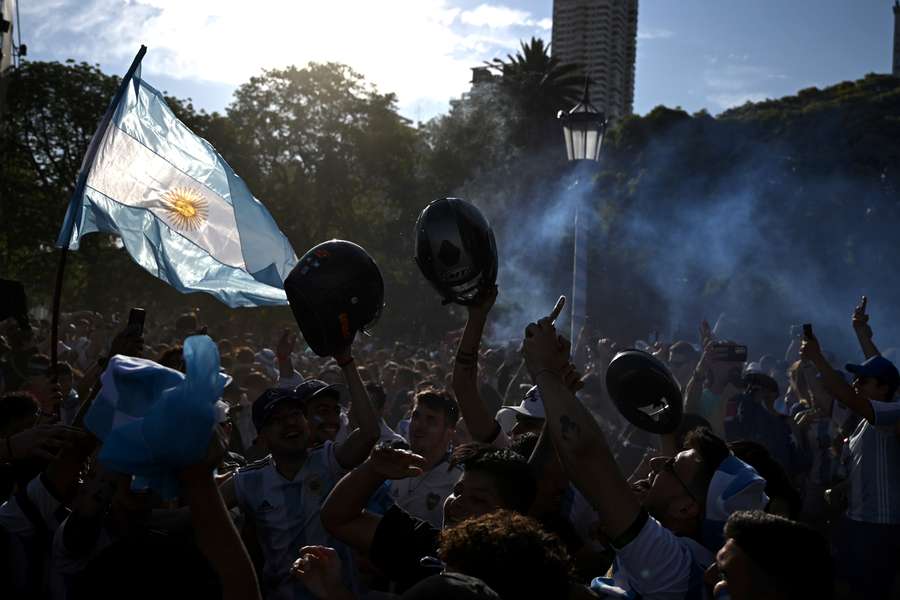 Hinchas argentinos festejan el pase a cuartos tras la angustia del final con Australia
