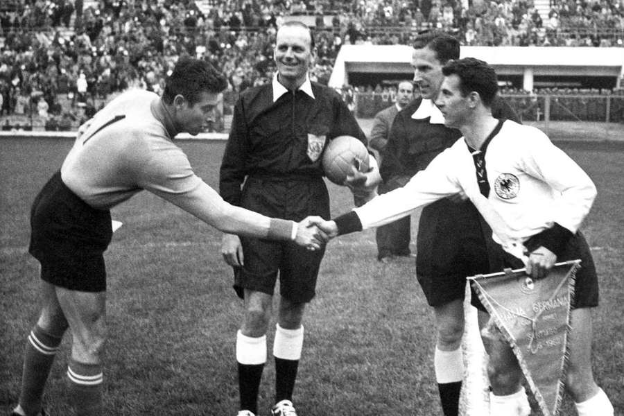 Lorenzo Buffon (vľavo) ako kapitán Talianska na MS 1962. Lorenzo Buffon (vľavo) ako kapitán Talianska na MS 1962.