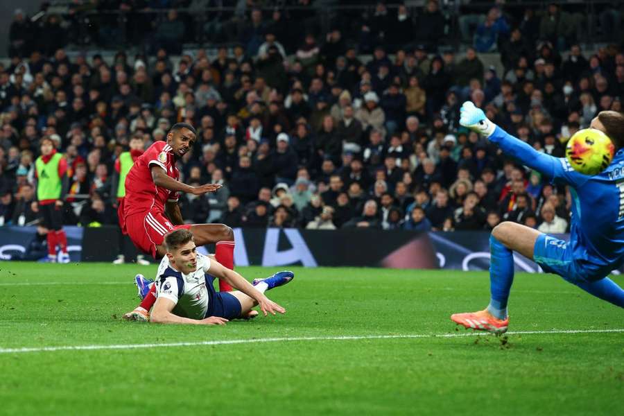Alexander Isak entrou ao intervalo, marcou e saiu lesionado