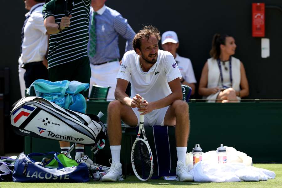 Medvedev šokujúco vypadáva už v prvom kole Wimbledonu.