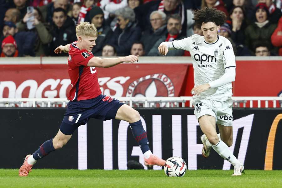 Haraldsson lucha por un balón dividido ante Akliouche