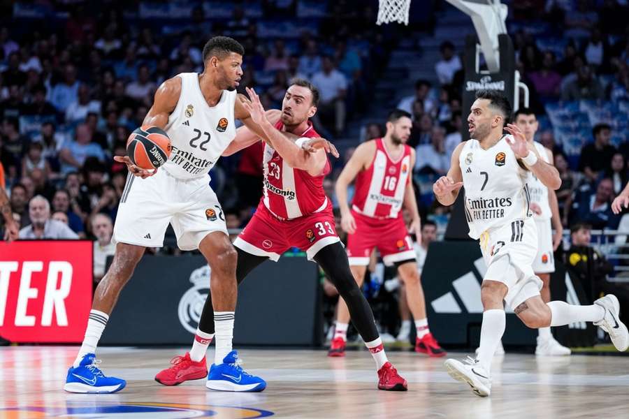 Tavares ante Milutinov, con Campazzo ofreciéndose