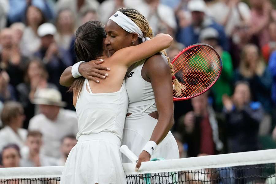 Gauffová (vpravo) tohtoročný Wimbledon nevyhrá.