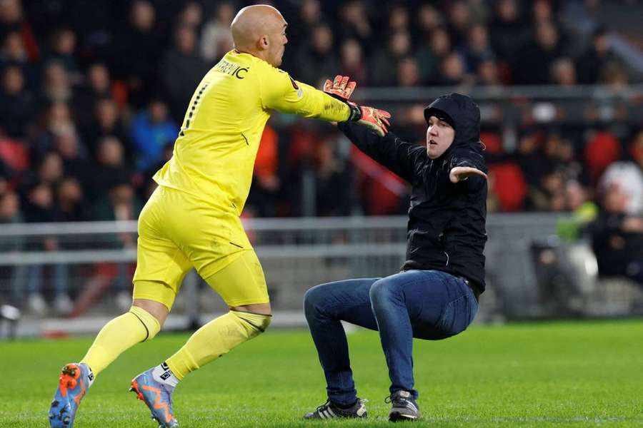 Man who attacked Sevilla keeper handed 40-year stadium ban by PSV
