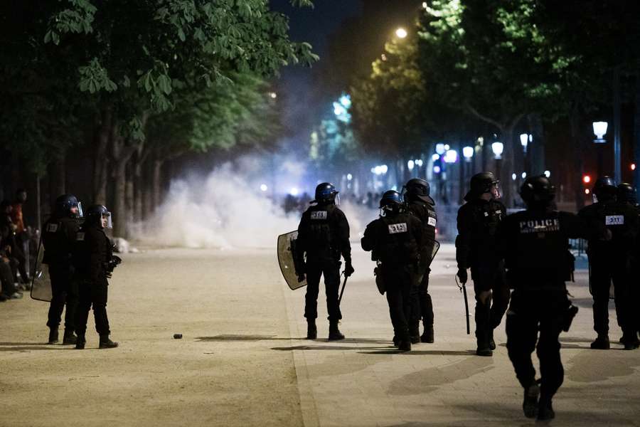 Polícia disparou gás lacrimogêneo e canhões de água para afastar a multidão