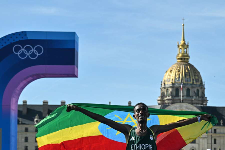 Tamirat Tola bliver første etiopiske vinder af herrernes marathon siden OL i Sydney i 2000, hvor Gezahegne Abera sejrede.