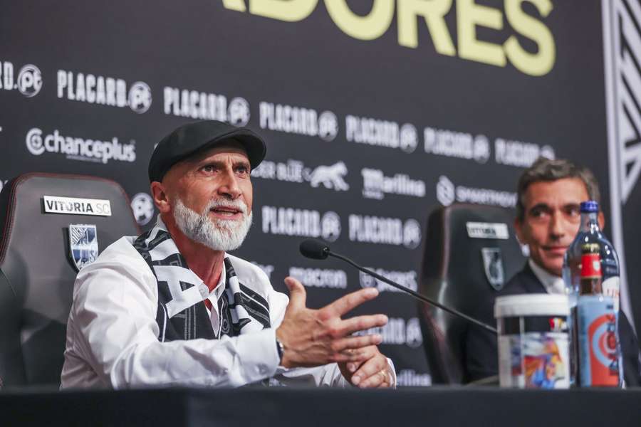 Álvaro Pacheco foi apresentado esta quarta-feira no Vitória Álvaro Pacheco foi apresentado esta quarta-feira no Vitória
