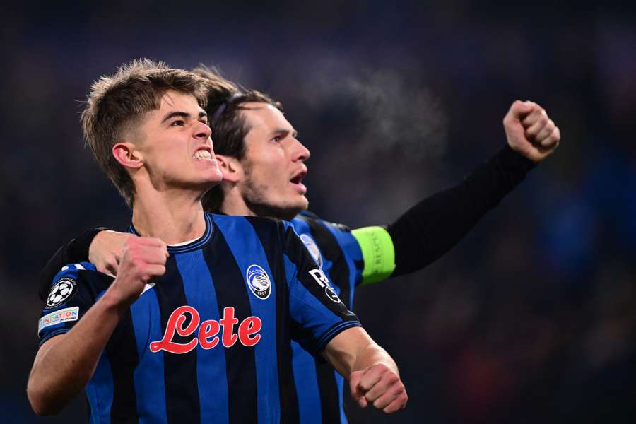 Charles De Ketelaere e Marten de Roon in azione in Champions League