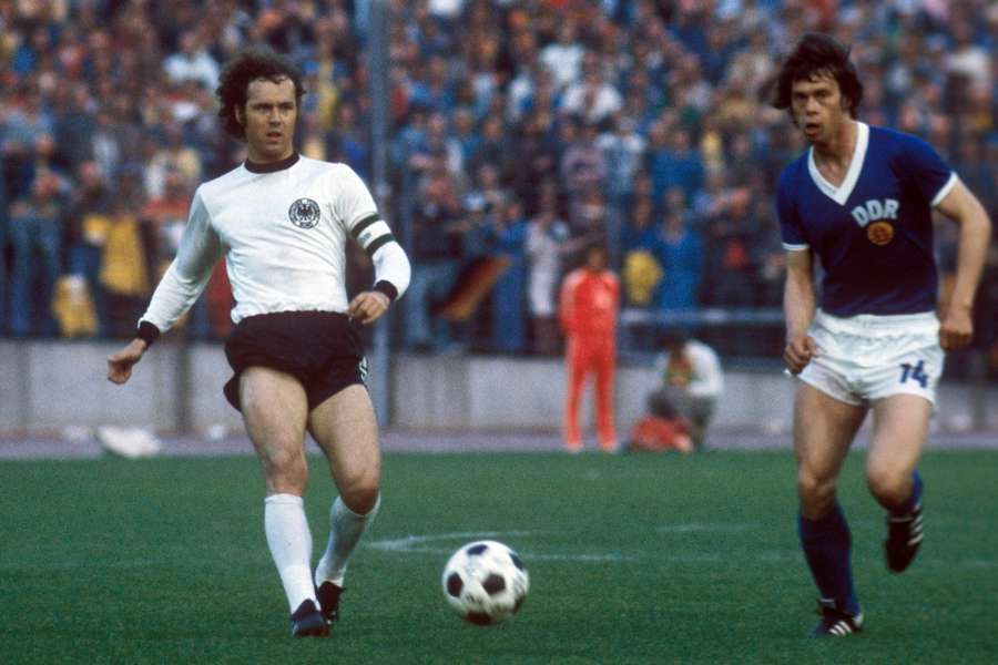 Jürgen Sparwasser corre para pressionar Franz Beckenbauer.