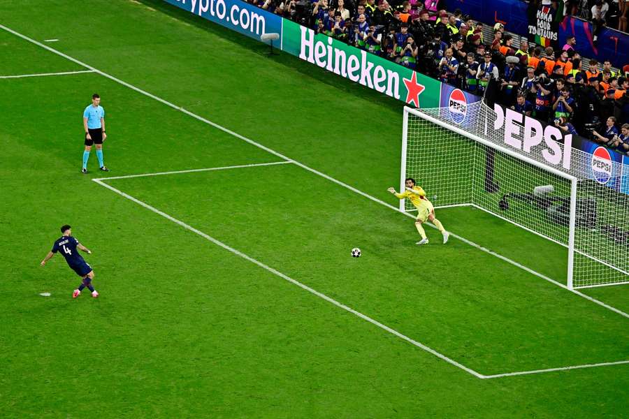 Lucas Beraldo nets the final spot-kick before Gabriel's miss