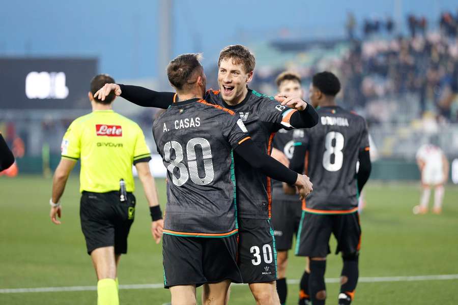 La gioia di Casas dopo uno dei gol del Venezia