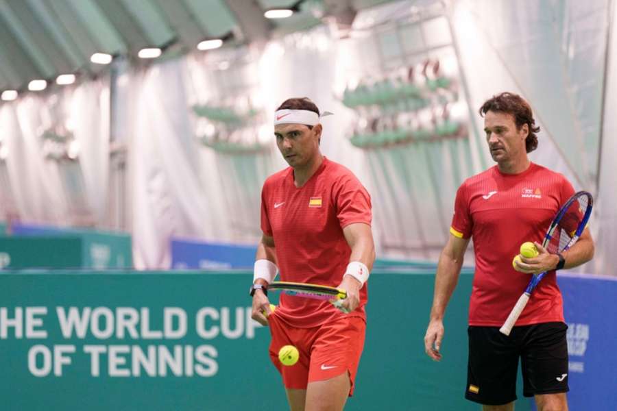 Rafa Nadal com Carlos Moya em treino esta quinta-feira em Málaga