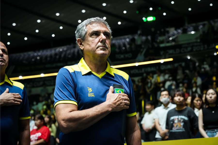 O treinador antes do jogo contra a Turquia pelo Pré-Olímpico de Vôlei