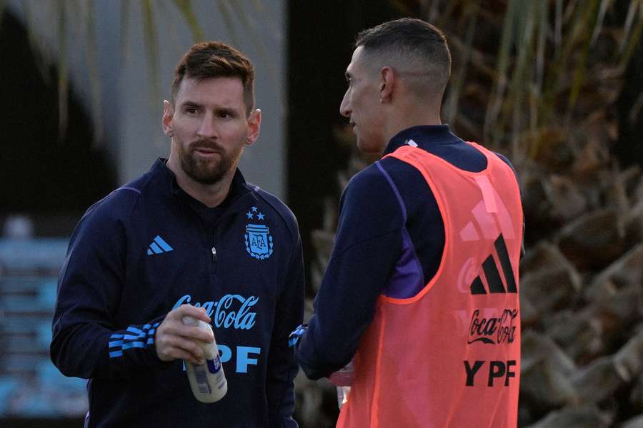 Messi (l) op de training in gesprek met Angel Di Maria
