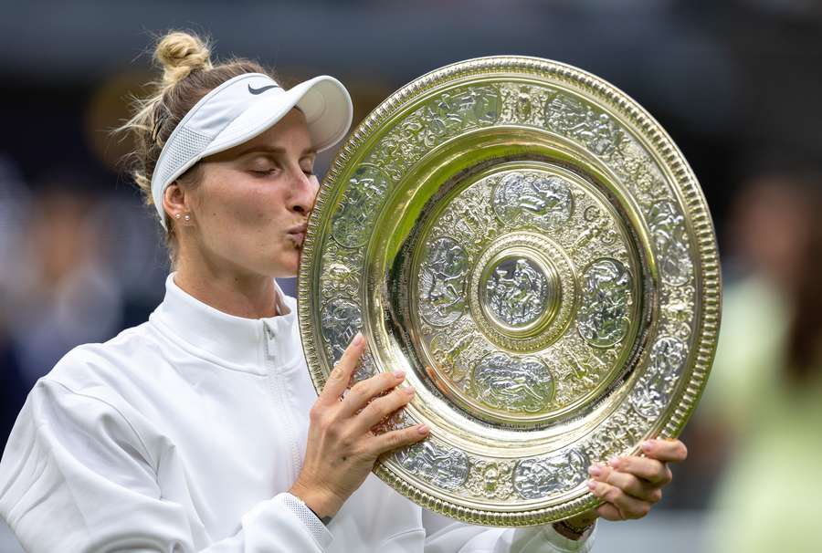 Markéta Vondroušová s trofejí pro vítězku Wimbledonu.