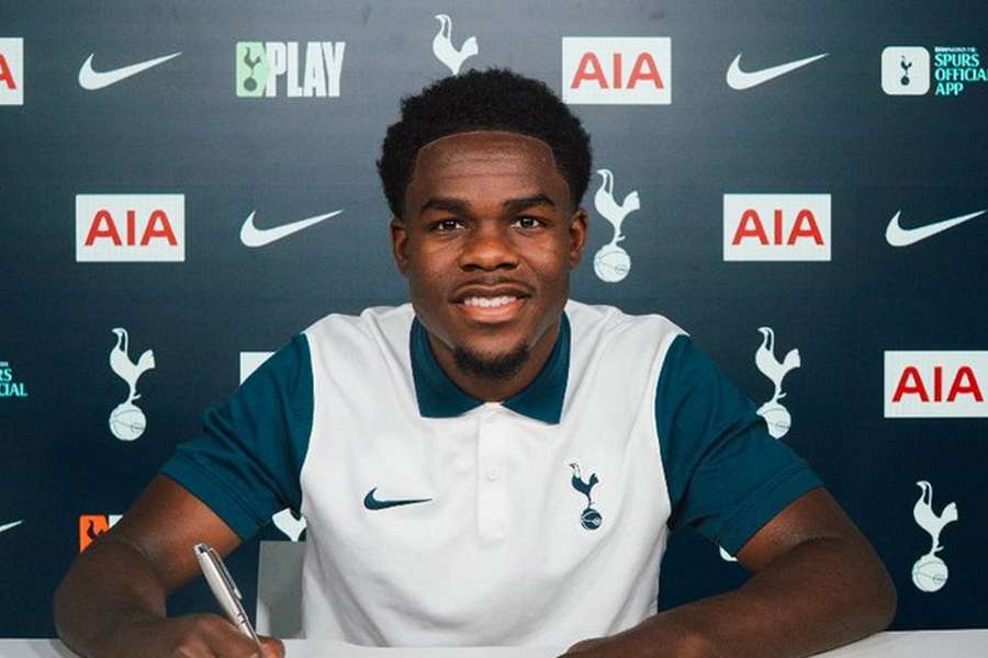Tottenham secure Cassanova to new contract