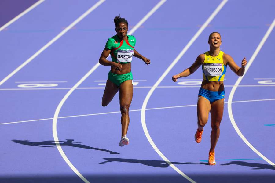 Lorène Bazolo na corrida dos 200 metros