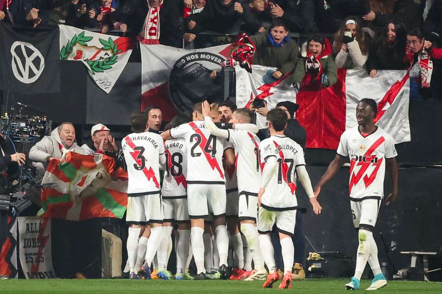 Jogadores do Rayo comemoram gol marcado por Palazón