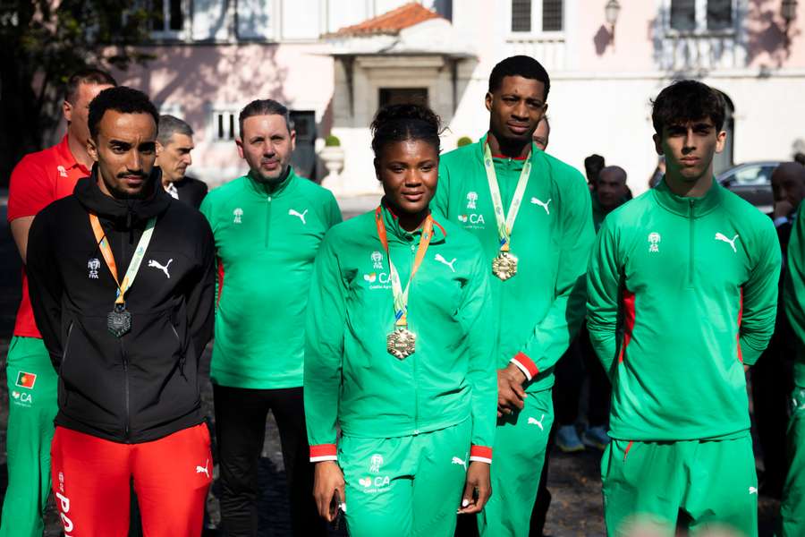 Os atletas Agate Sousa (C), Gerson Baldé (2-D) e Isaac Nader (E) durante o encontro com o Presidente da República, António José Seguro