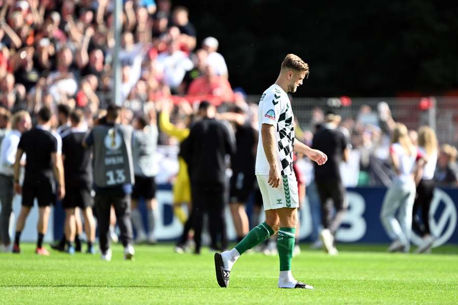 Niclas Füllkrug, do Bremen, deixa o Estádio Sportpark Hohenberg após o vexame