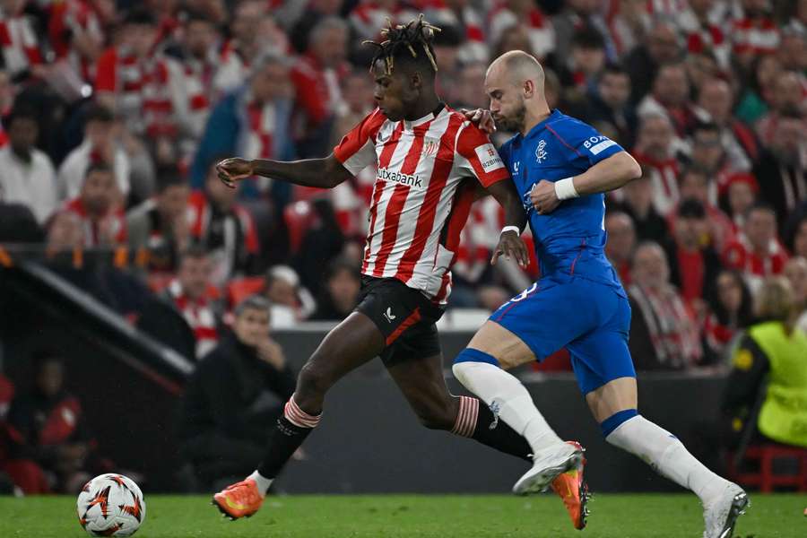 Nico Williams, în acțiune împotriva lui Cerny în timpul Athletic-Rangers