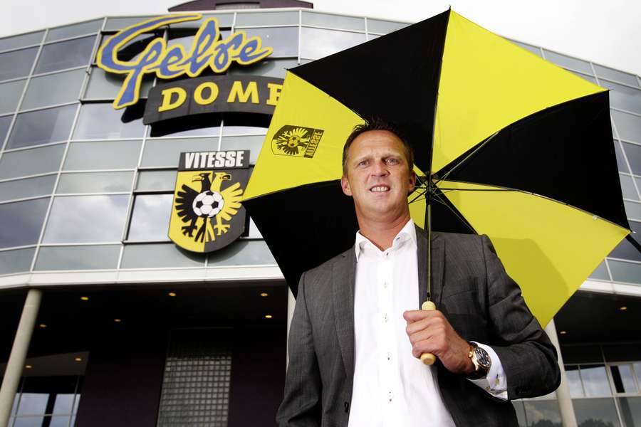 John van den Brom bij zijn presentatie bij Vitesse in 2011