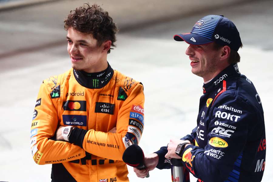 Lando Norris (I) y Max Verstappen (D).