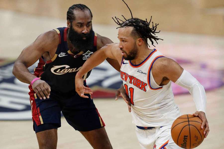 Harden (vlevo) v zápase proti New York Knicks.