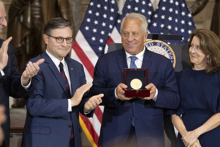 LeMond receives Congressional Gold Medal