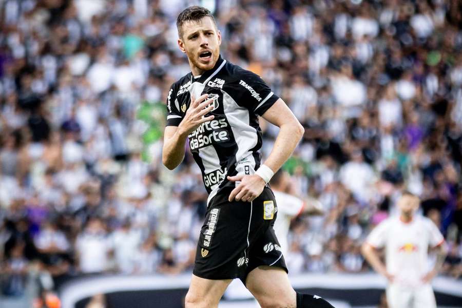Aylon recebeu de Galeano e fez um belo golo no Castelão