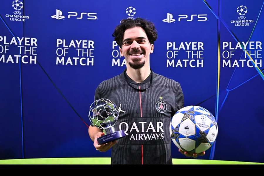 Vitinha com o prémio de homem do jogo e com a bola da partida