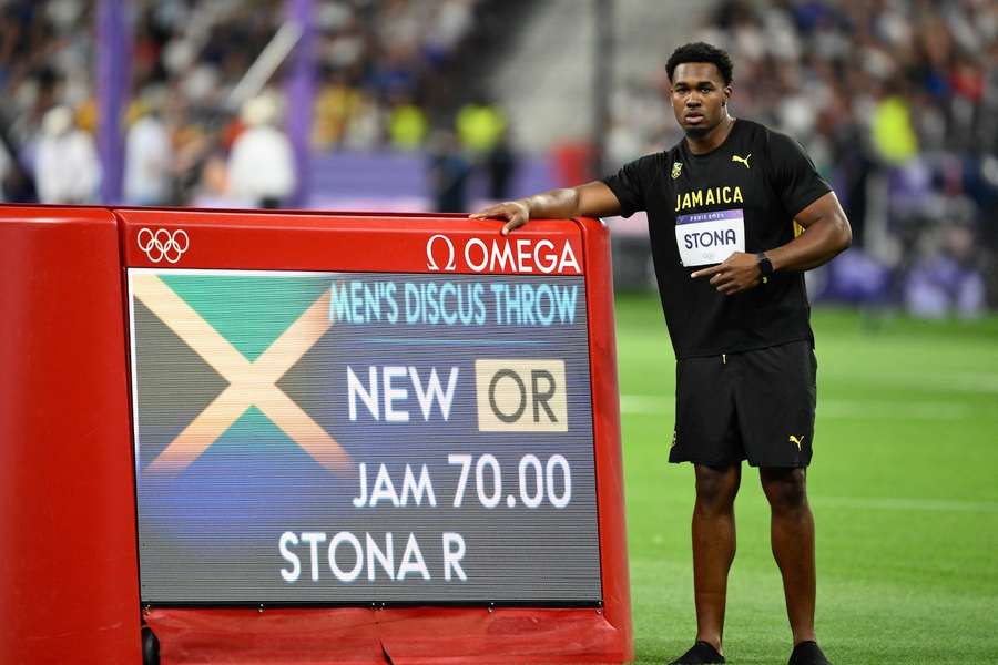 Goldmedaillengewinner Roje Stona stellte mit seinem Wurf über 70 Meter einen neuen olympischen Rekord auf.