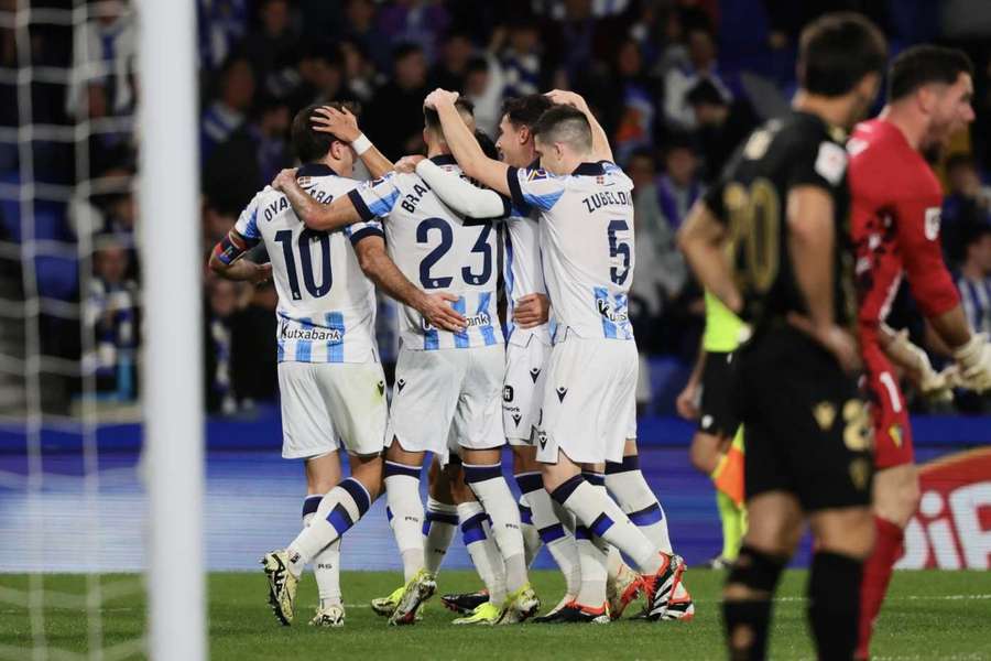 Los jugadores de la Real celebran el gol de Mikel Merino