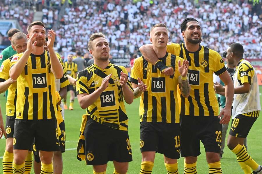 Die Dortmunder Mannschaft feiert das 3:0 in Augsburg