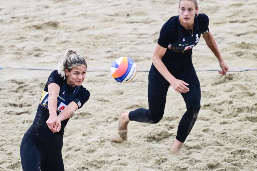 Laura Ludwig (links) und Louisa Lippmann sind im Halbfinale der Beachvolleyball-EM ausgeschieden.