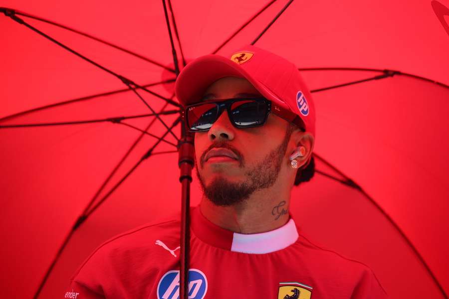 Estima-se que Lewis Hamilton receba cerca de 100 milhões de euros entre salário base e patrocínios Estima-se que Lewis Hamilton receba cerca de 100 milhões de euros entre salário base e patrocínios